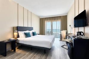 1 Double Bed, Premium Ocean Front, Non-Smoking room in Tryp Lisboa Caparica Mar