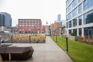 W Loop 1BR w Gym Pool in heart of Greektown CHI-535