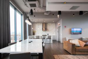 W Loop 1BR w Gym Pool in heart of Greektown CHI-535