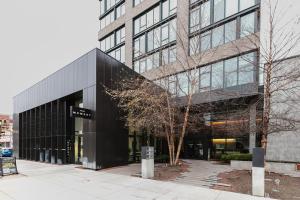 W Loop Studio w Deck Pool Gym 3 blocks to L CHI-644