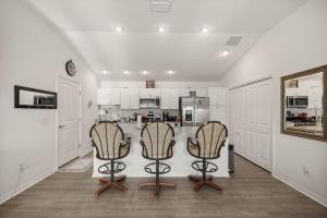 Cozy 2BR in The Villages With BBQ and 4 Seaters Golfcart King Bed