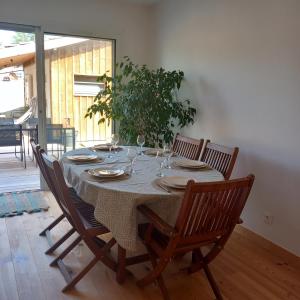 Maisons de vacances CASSY Maison 3 chambres avec jardin : photos des chambres