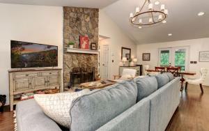 Deer View Retreat - Ramp to Home Wood-Burning Fireplace Netflix Ping Pong