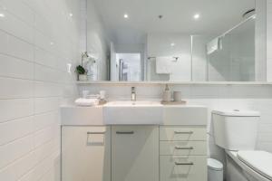 Central 2 Bedroom Apartment with Pool, Gym & Parking