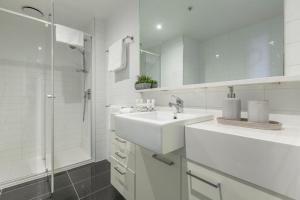 Central 2 Bedroom Apartment with Pool, Gym & Parking