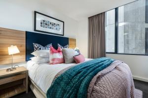 Central 2 Bedroom Apartment with Pool, Gym & Parking