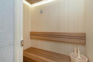 Spacious Apartment in Gdańsk with Sauna, Gym, Parking and Desk by Renters Prestige