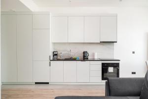 Towarowa Towers Deluxe Studios by BookingHost