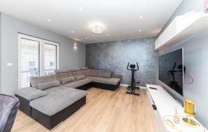 4 Bedroom Awesome Apartment In Stobrec