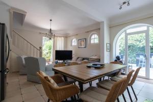 Large house with garden near the sea