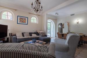 Large house with garden near the sea