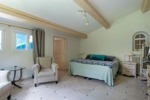 Large house with garden near the sea