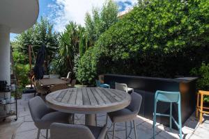Large house with garden near the sea