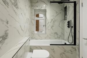 Luxury Kensington 1-Bed Flat with Private Patio, Kensington, W8