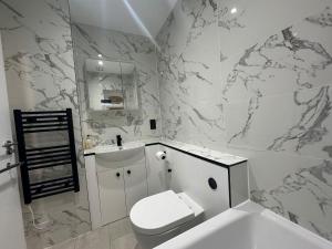 Luxury Kensington 1-Bed Flat with Private Patio, Kensington, W8