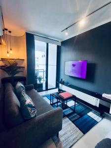 Urban Elephant Express, The Flamingo