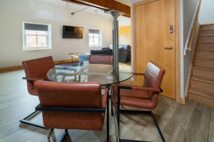 One-Bedroom Standard Suite with Double Bed and Sofa Bed room in Glasgow Argyle Hotel BW Signature Collection