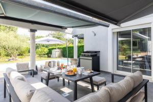 Maisons de vacances L’Ame des Vignes - Climatisee avec piscine : Maison 3 Chambres