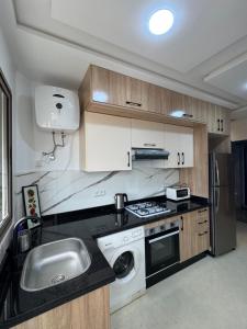 Cozy modern apartment 3 min drive beach access