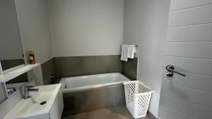 Braham Apartments - Oasis 48