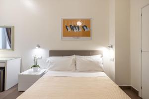 Small Double Room with French Bed room in Maison Trevi