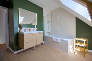 La Cigogne, Maison familiale en bord de Mer à Surtainville, Côte des Isles, 3 chambres, Intendance Luxury Host