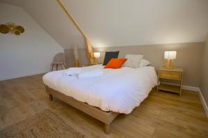 La Cigogne, Maison familiale en bord de Mer à Surtainville, Côte des Isles, 3 chambres, Intendance Luxury Host