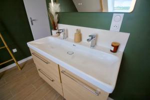 Maisons de vacances La Cigogne, Maison familiale en bord de Mer a Surtainville, Cote des Isles, 3 chambres, Intendance Luxury Host : photos des chambres