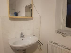 Zweibettzimmer mit Bad auf Pferdehof in Much