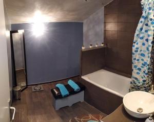 Maisons de vacances Large family home between Paris in Disneyland, with swimming-pool : photos des chambres