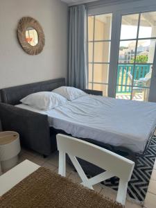 Fleurs du lac studio 2 adultes et 2 enfants avec terrasse vue sur le lac et accès parc aquatique gratuit