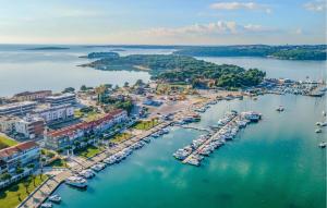 3 Bedroom Cozy Apartment In Medulin