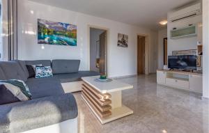 3 Bedroom Cozy Apartment In Medulin 