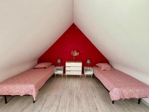 Maisons de vacances La Grande Sapiniere Pendivigage : photos des chambres