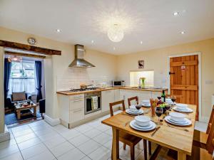 3 Bed in Bamford PK838