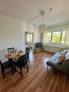 Stylish 2 Bed Central Apartment with Park View