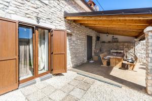 Casa Agnija - Authentic Istrian holiday home with terrace and garden near the Sea