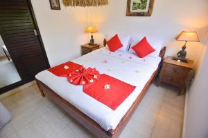 Villa Santai - Fabulous beachfront villa, pool & jacuzzi