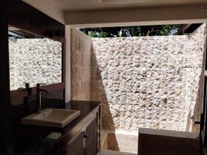 Villa Santai - Fabulous beachfront villa, pool & jacuzzi