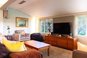 Stellenbosch Farm Stay with Mountain Views & Pool