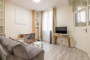 Quiet, Minimalist Studio in 16th - 2min from Metro