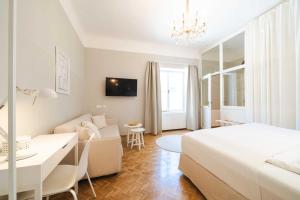 White Flat by GrazRentals with cool location & free parking