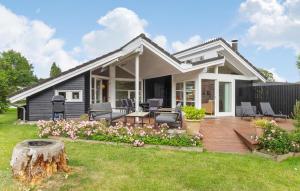 Lovely Home In Dronningmølle With Wifi