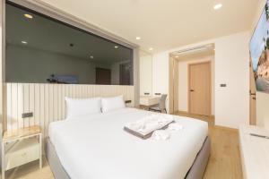 Suite Luna Pool and Gym Access The Ozone Condo