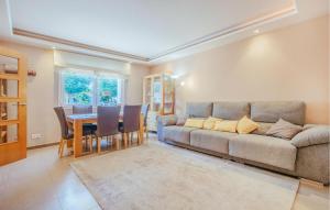 3 Bedroom Stunning Home In Miami Platja