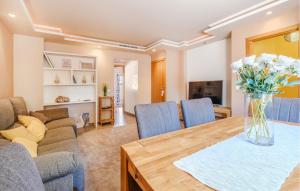 3 Bedroom Stunning Home In Miami Platja