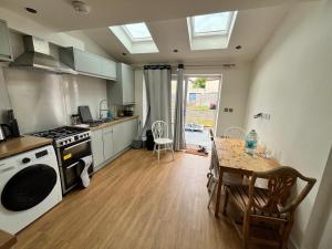 House near Oxford up to 6 guests