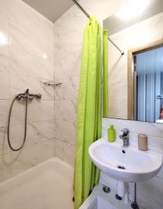 Безпечні апартаменти на цокольному поверсі біля метро