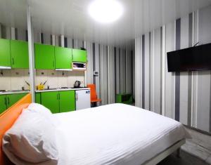 Безпечні апартаменти на цокольному поверсі біля метро