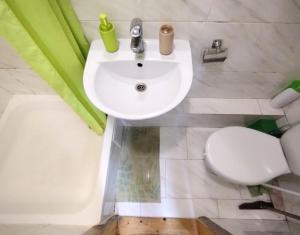 Безпечні апартаменти на цокольному поверсі біля метро